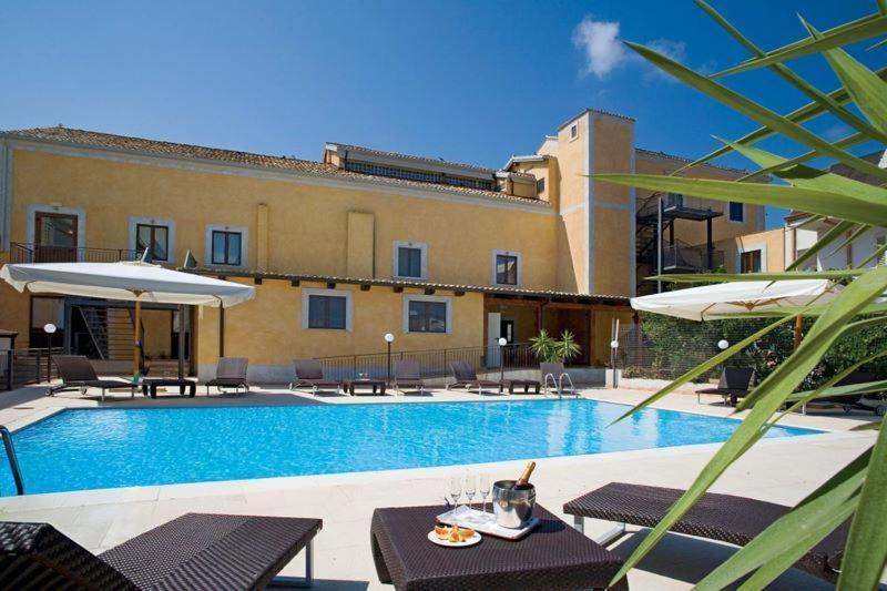 Hotel Palazzo Marzano Бриатико Екстериор снимка