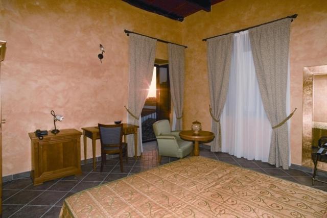 Hotel Palazzo Marzano Бриатико Стая снимка