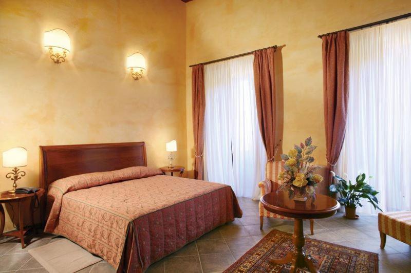 Hotel Palazzo Marzano Бриатико Стая снимка